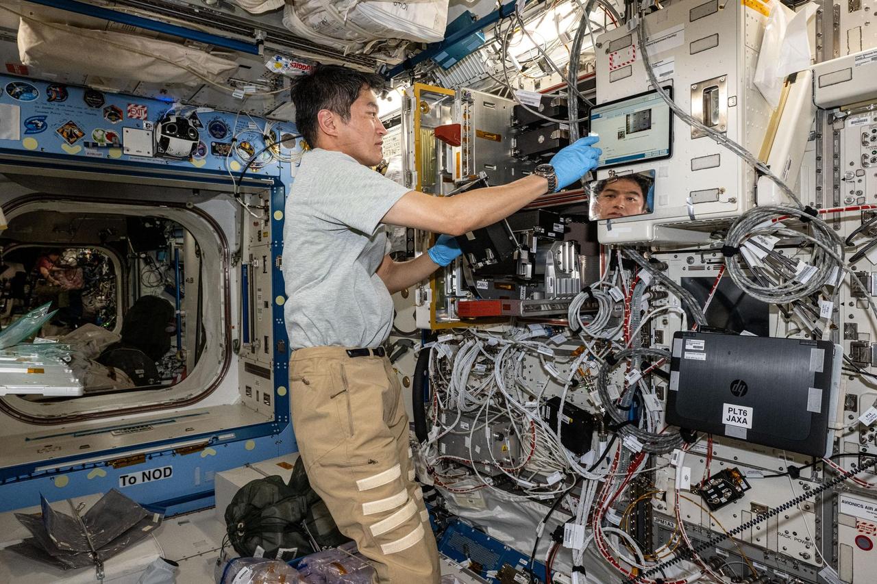 JAXA (Japonya Havacılık ve Uzay Araştırma Ajansı) astronotu Takuya Onishi, araştırma örneklerini Uluslararası Uzay İstasyonu'nun Kibo laboratuvar modülünde işliyor.