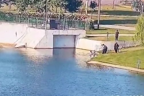 1,5 yaşındaki çocuğu boğulmaktan son anda kurtardı