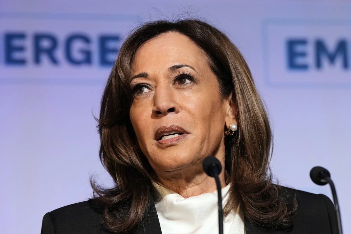 Kamala Harris San Francisco'da düzenlenen Emerge 20. Yıldönümü Galası'nda konuştu. (AP)