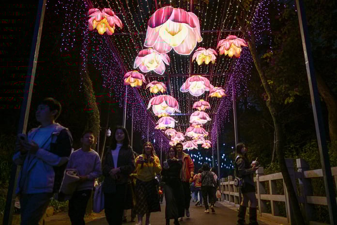 Işıklarla bezeli tematik koridorlar