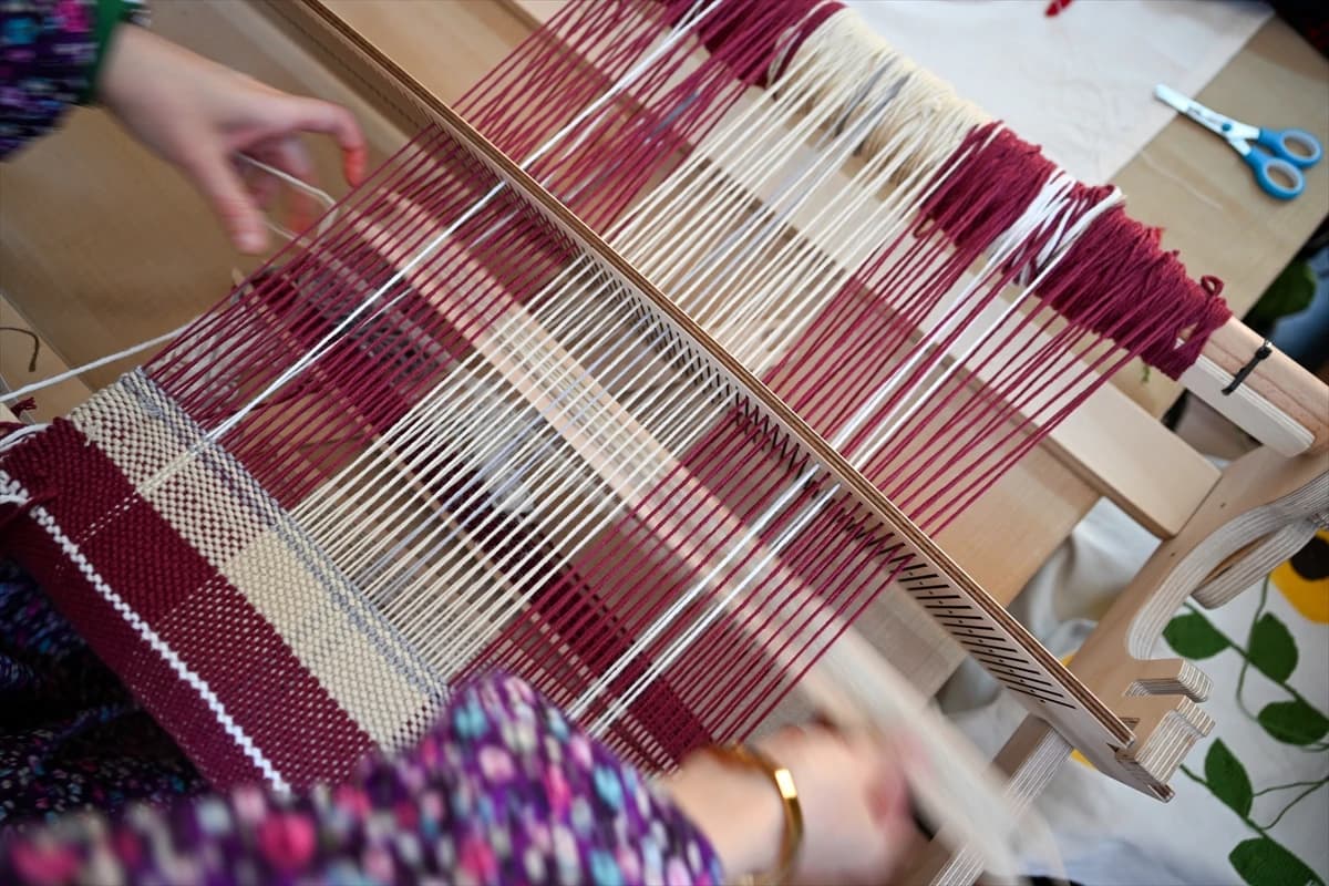 Kilim dokuyarak stres atıyor, siparişlerle ihtiyaçlarını karşılıyor