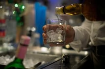 Alkol sektöründe 'görünmezlik' dönemi: Logodan isme kadar her şey yasaklanıyor