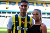 Fenerbahçe - Samsunspor maçında çirkin olay: Mert Müldür’ün nişanlısı stadı ağlayarak terk etti