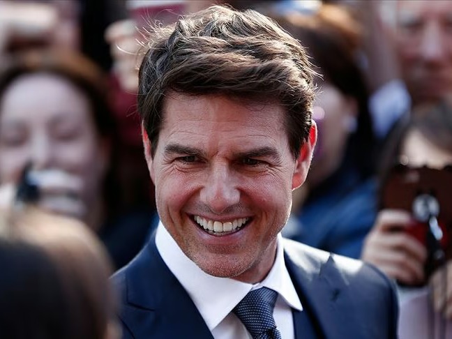 Tom Cruise yanan paraşütle yaptığı atlamalarla rekor kırdı