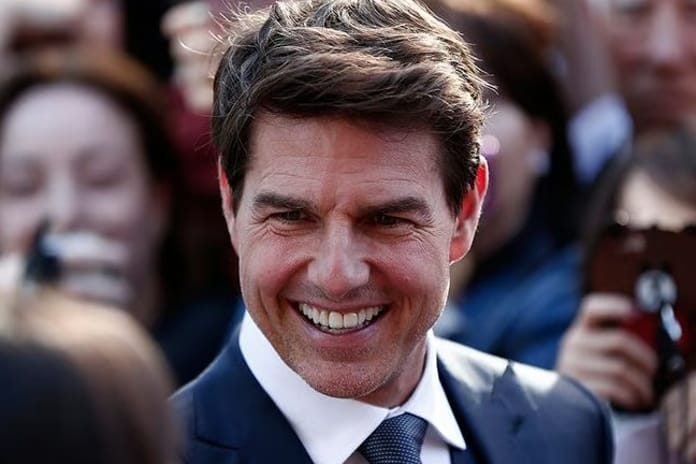 Tom Cruise yanan paraşütle yaptığı atlamalarla rekor kırdı