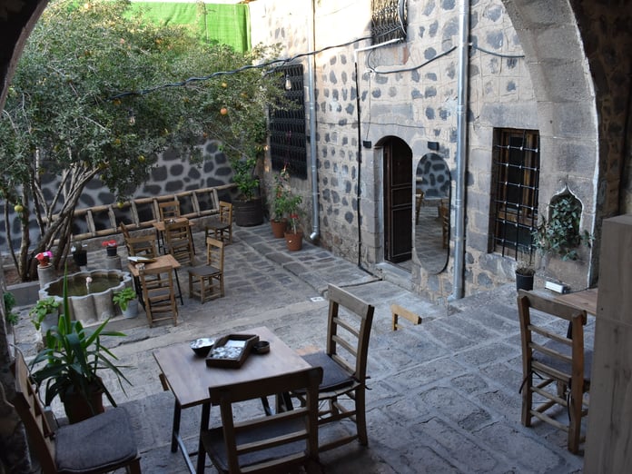 450 yıllık tarihi evi restore edip kafe açtı