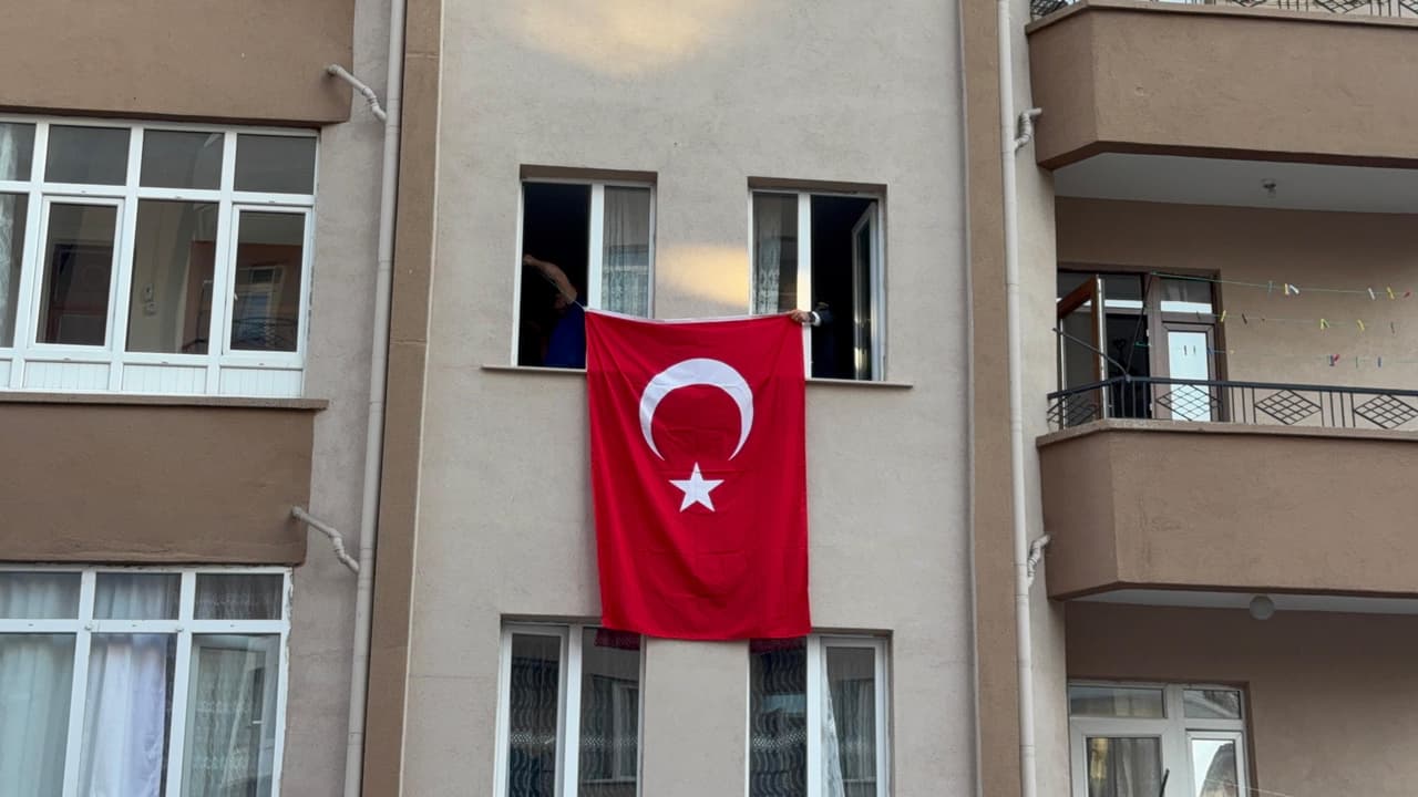 Şehitlerimizin baba evine Türk Bayrağı asıldı