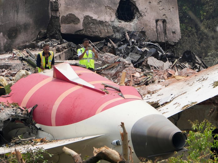 Bangladeş'te eğitim uçağı okul yerleşkesine düştü
