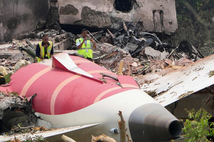 Bangladeş'te eğitim uçağı okul yerleşkesine düştü