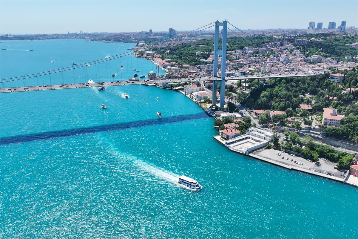 İstanbul Boğazı'nın turkuaz rengi büyüledi