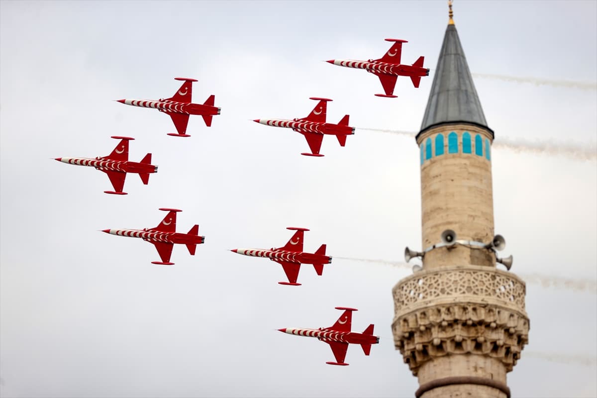 Konya semalarında Türk Yıldızları coşkusu! Nefes kesin bir gösteri yapıldı 