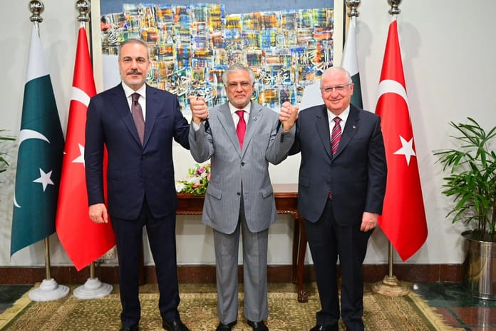 Dışişleri Bakanı Hakan Fidan ile Genelkurmay Başkanı Yaşar Güler Pakistan'da önemli istişarelerde bulundu