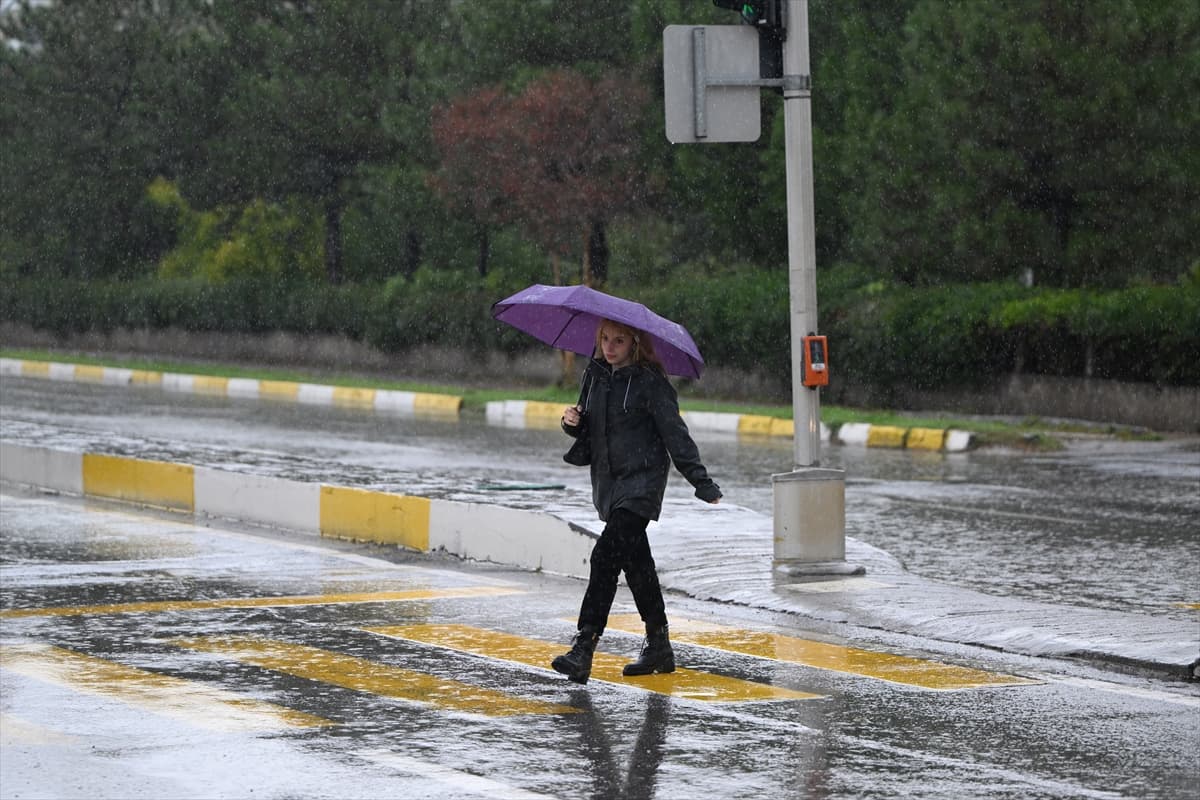 Edirne'de sağanak yağış hayatı olumsuz etkiliyor