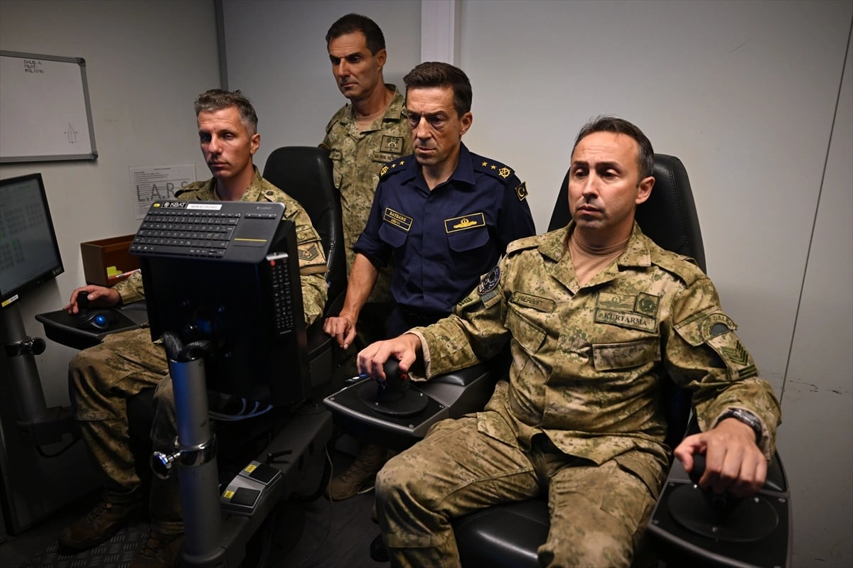 Girne'de batan feribotun arama çalışmaları TCG Alemdar'da görüntülendi