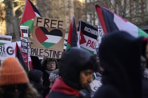Londra’daki silah fuarında Filistin protestosu