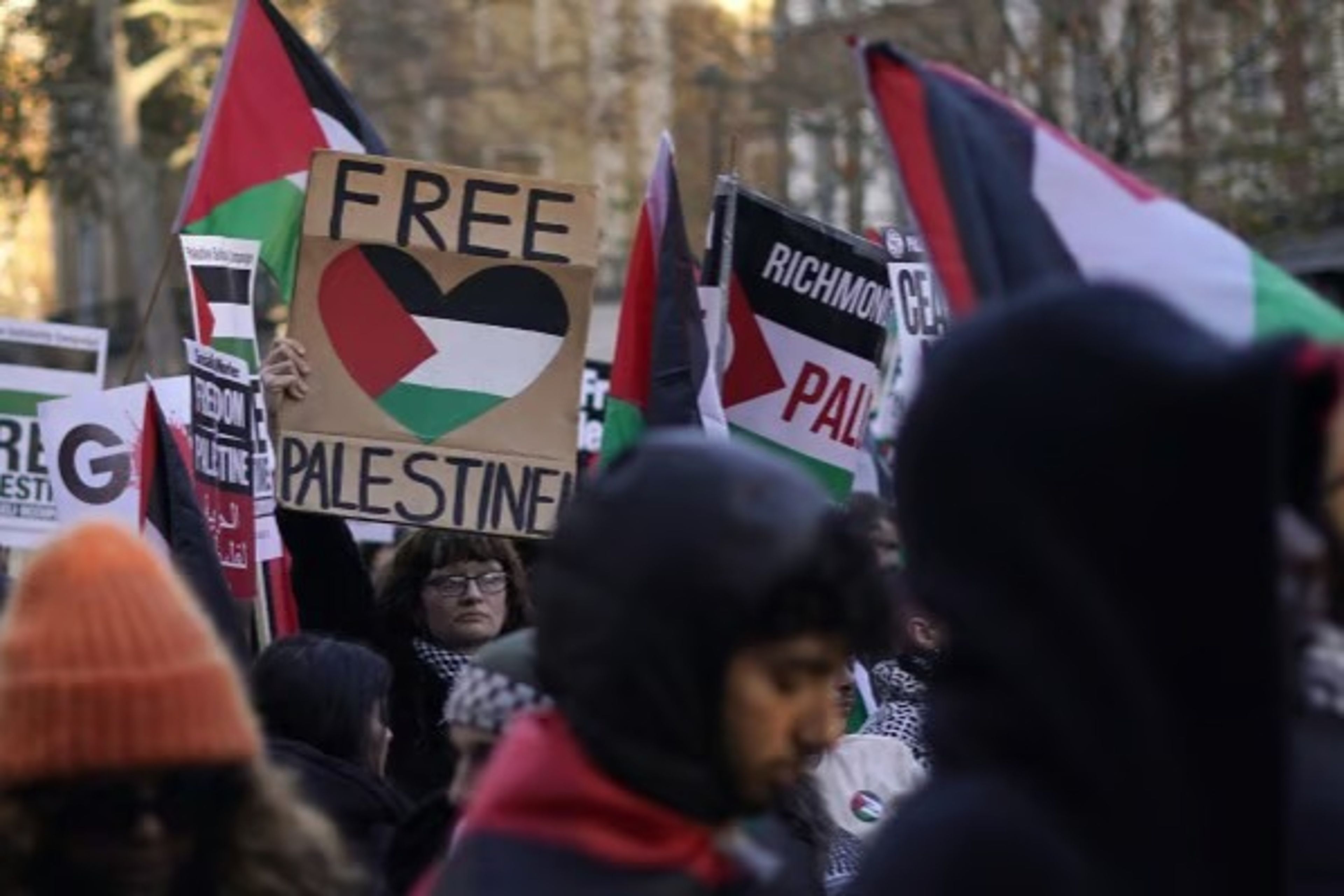 Londra’daki silah fuarında Filistin protestosu