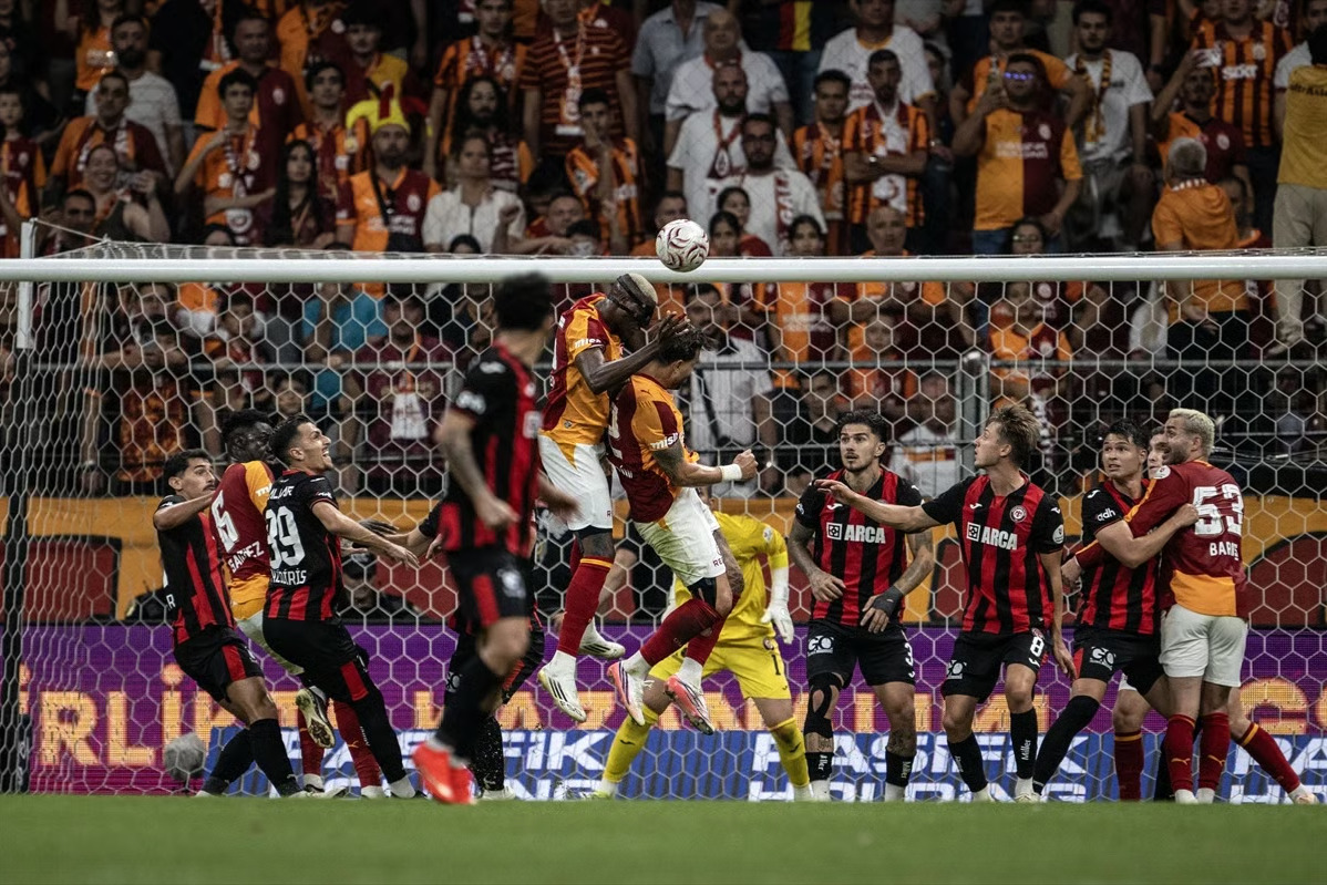 Galatasaray sezona puan kaybıyla başladı