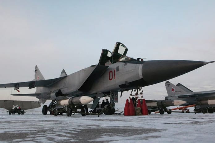 Rusya yeni nükleer başlıklı hava-hava füzeleri sahaya sürüyor