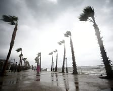 Antalya'nın 7 ilçesinde şiddetli yağış ve fırtına nedeniyle eğitime ara verildi