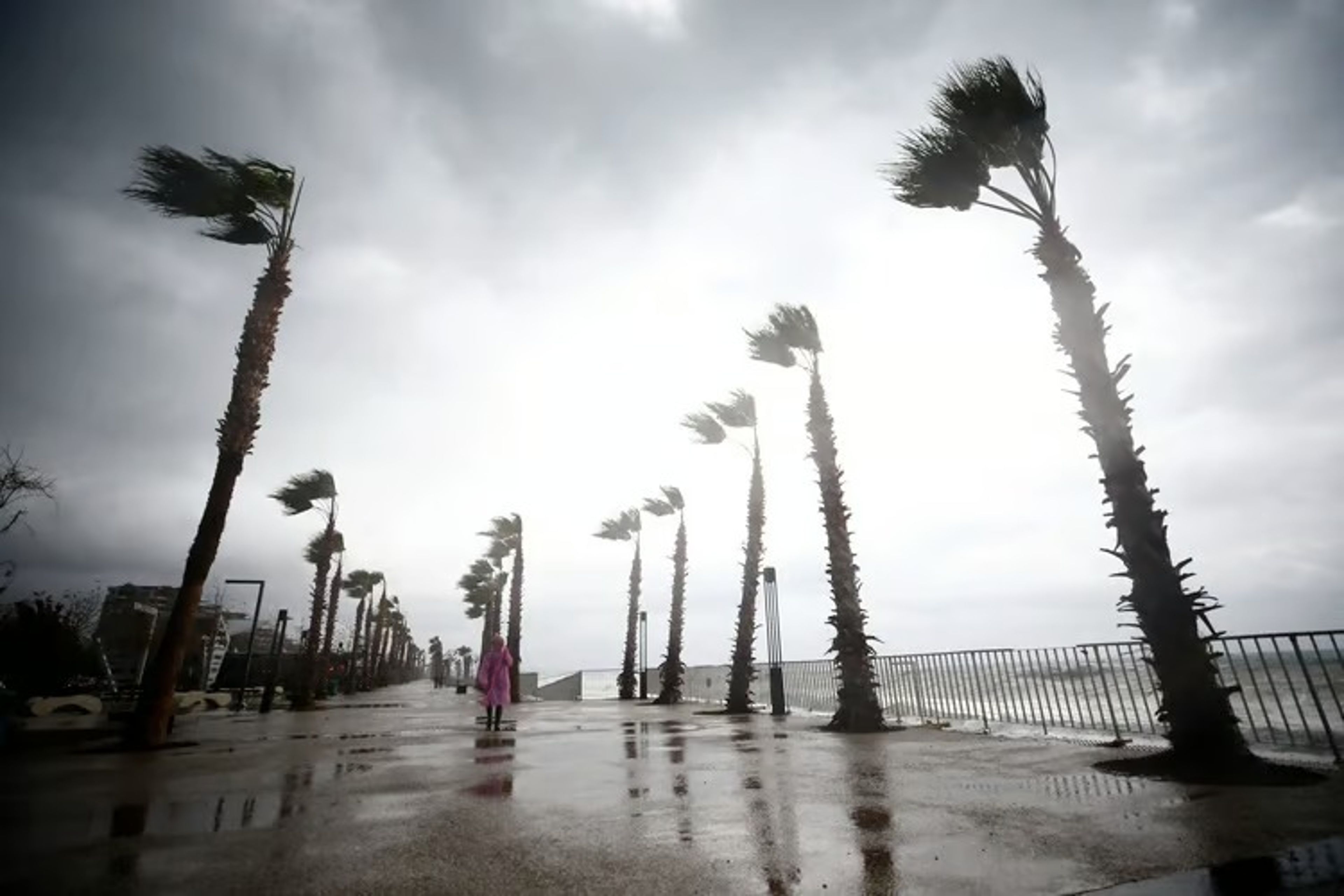 Antalya'nın 7 ilçesinde şiddetli yağış ve fırtına nedeniyle eğitime ara verildi