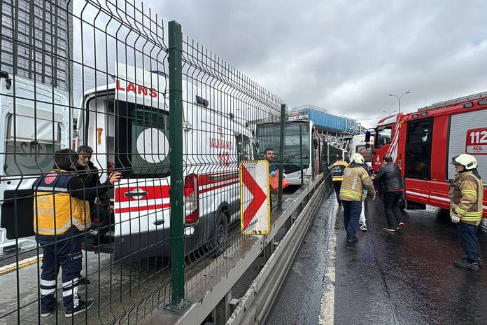 Haramidere durağında durakta bekleyen metrobüse bir başka metrobüs çarptı