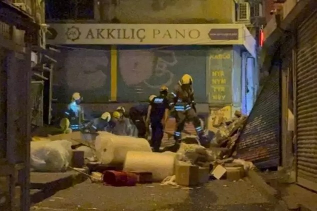 Beyoğlu'nda bina çöktü: Patlamanın nedeni araştırılıyor, ölü ya da yaralı yok