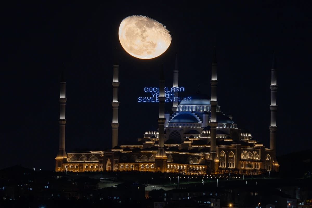 İstanbul'da büyüleyen manzara: Şişkin ay Türk bayrağıyla buluştu