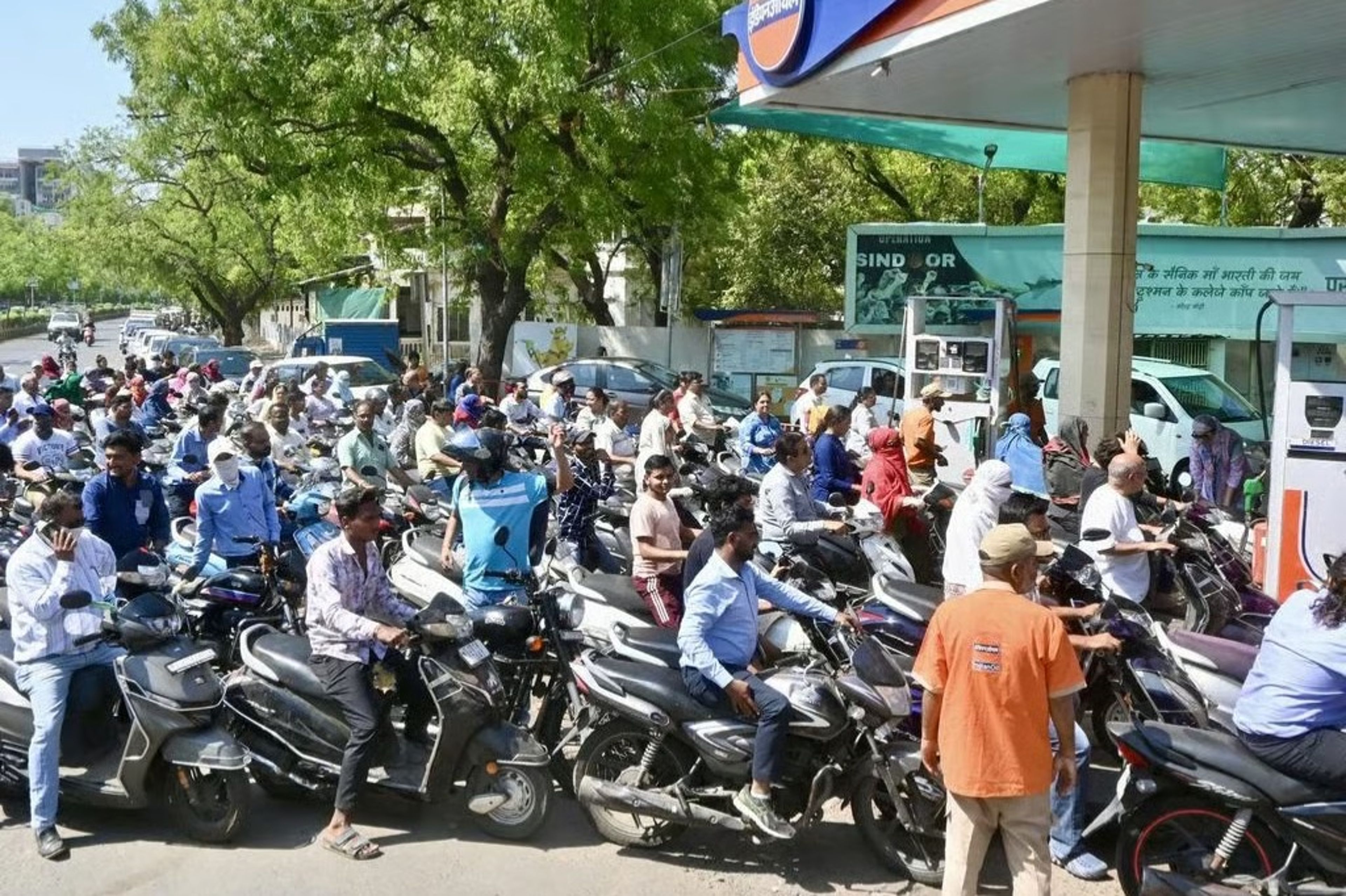 Asya’da yakıt krizi günlük yaşamı durma noktasına getirdi