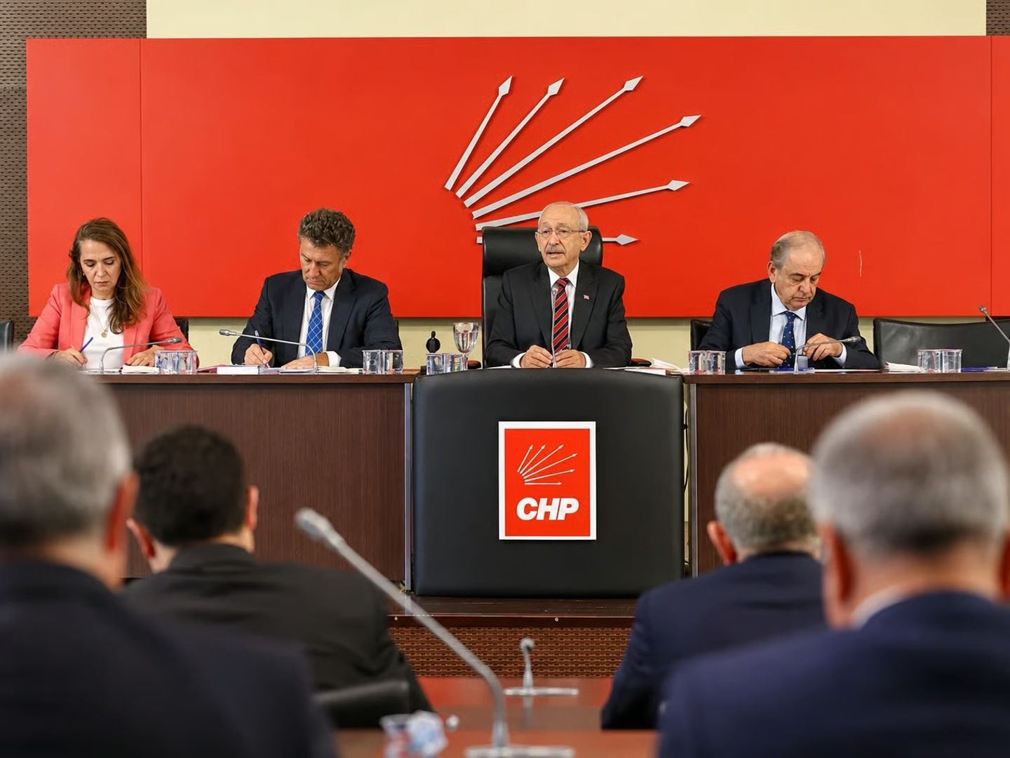CHP'de kürsü savaşı! Kılıçdaroğlu genel merkezde, Özgür Özel Meclis'te toplantı yapacak