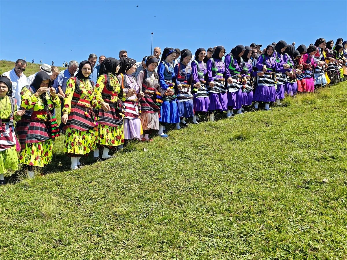 Karakısrak Yaylası horonla şenlendi
