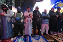 Times Meydanı’nda Müslümanlar bu yıl da iftar yapıp teravih namazı kıldı