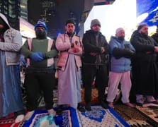 Times Meydanı’nda Müslümanlar bu yıl da iftar yapıp teravih namazı kıldı