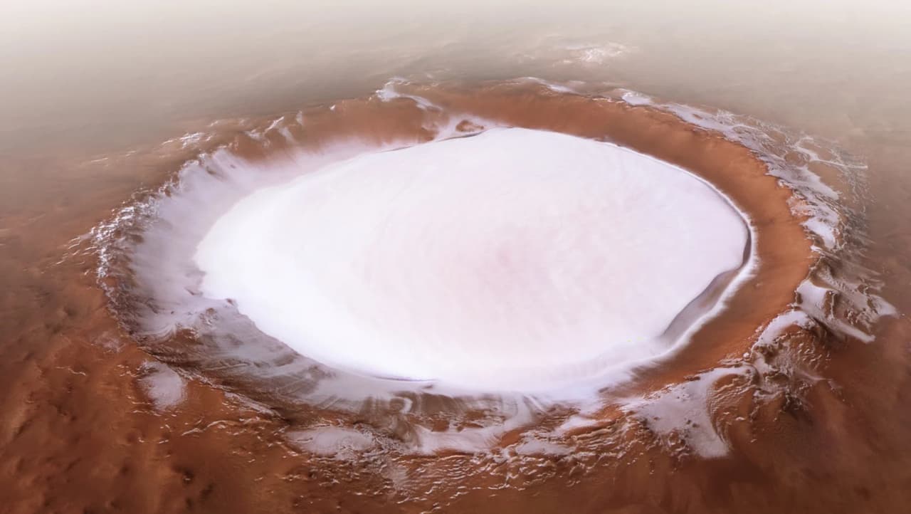 Avrupa Uzay Ajansı'nın Mars Express görevi, kuzey kutbuna yakın, 80 kilometreden fazla genişliğe sahip ve su buzuyla dolu Korolev kraterinin bu 2018 görüntüsünü yakaladı. 