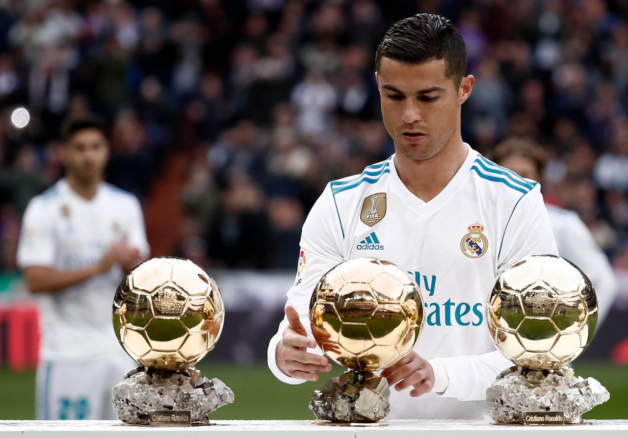 Cristiano Ronaldo ödül alırken