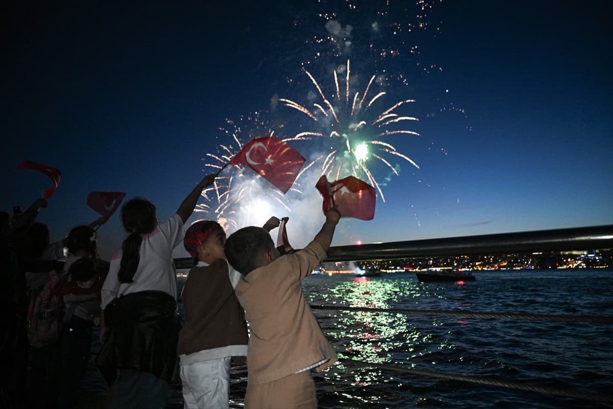 İstanbul'un fethinin 573. yıl dönümü dün gece böyle kutlandı! İşte o görsel şölen...
