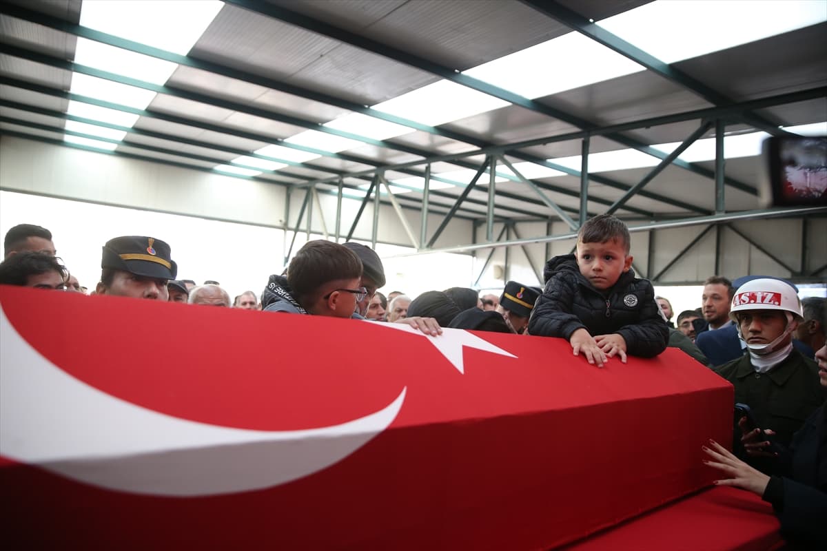 Türkiye için en acı günlerden biri: Şehitler son yolculuğuna uğurlandı