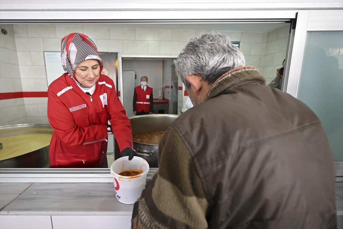 Türk Kızılay’dan Ramazan bereketi: 81 ilde günlük 60 bin kişiye sıcak yemek ulaştırılıyor