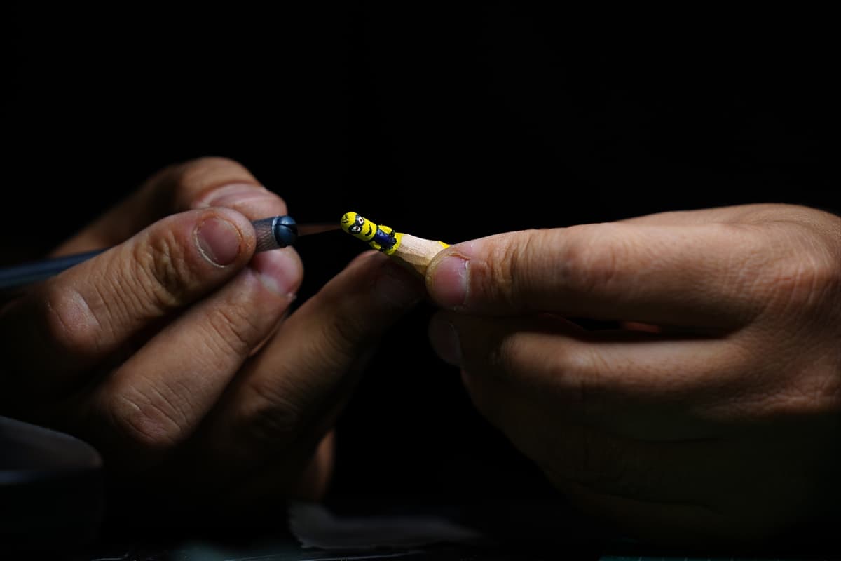 Kurşun kalem ucundaki milimetrik eserler görenleri şaşırtıyor