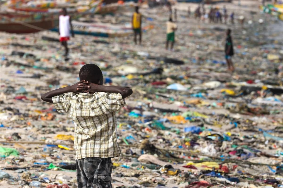 Batı Afrika'nın simge körfezlerinden biri plastik kirliliğiyle mücadele ediyor