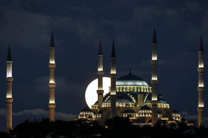 Teravih namazı nasıl kılınır, evde kılınabilir mi? Diyanet ile adım adım teravih namazı kılınışı