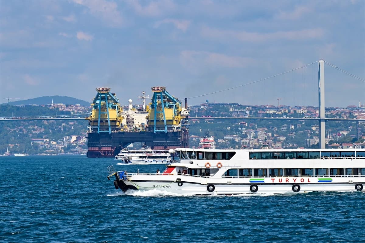 Dünyanın üçüncü büyük devi İstanbul Boğazı'nda