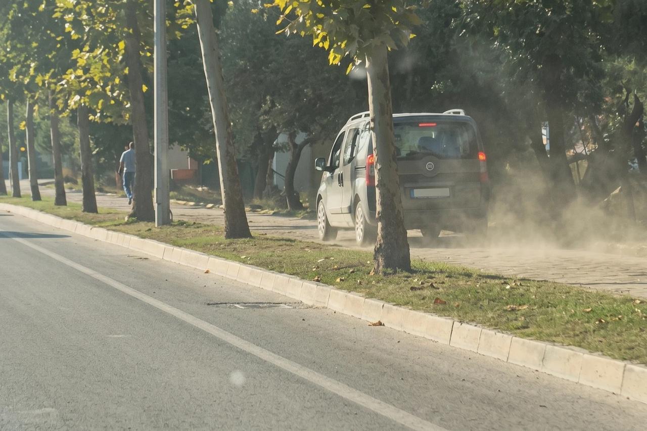 Aracıyla kaldırımda ilerleyip, yayalardan yol istedi 