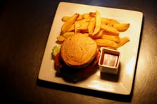 İngiltere'de gece saatlerinde abur cubur reklamları yasaklandı