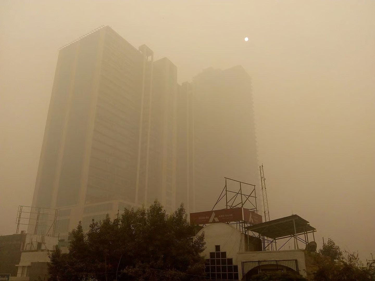 Hindistan’ın başkenti Delhi’de hava kirliliği hayatı durdurdu