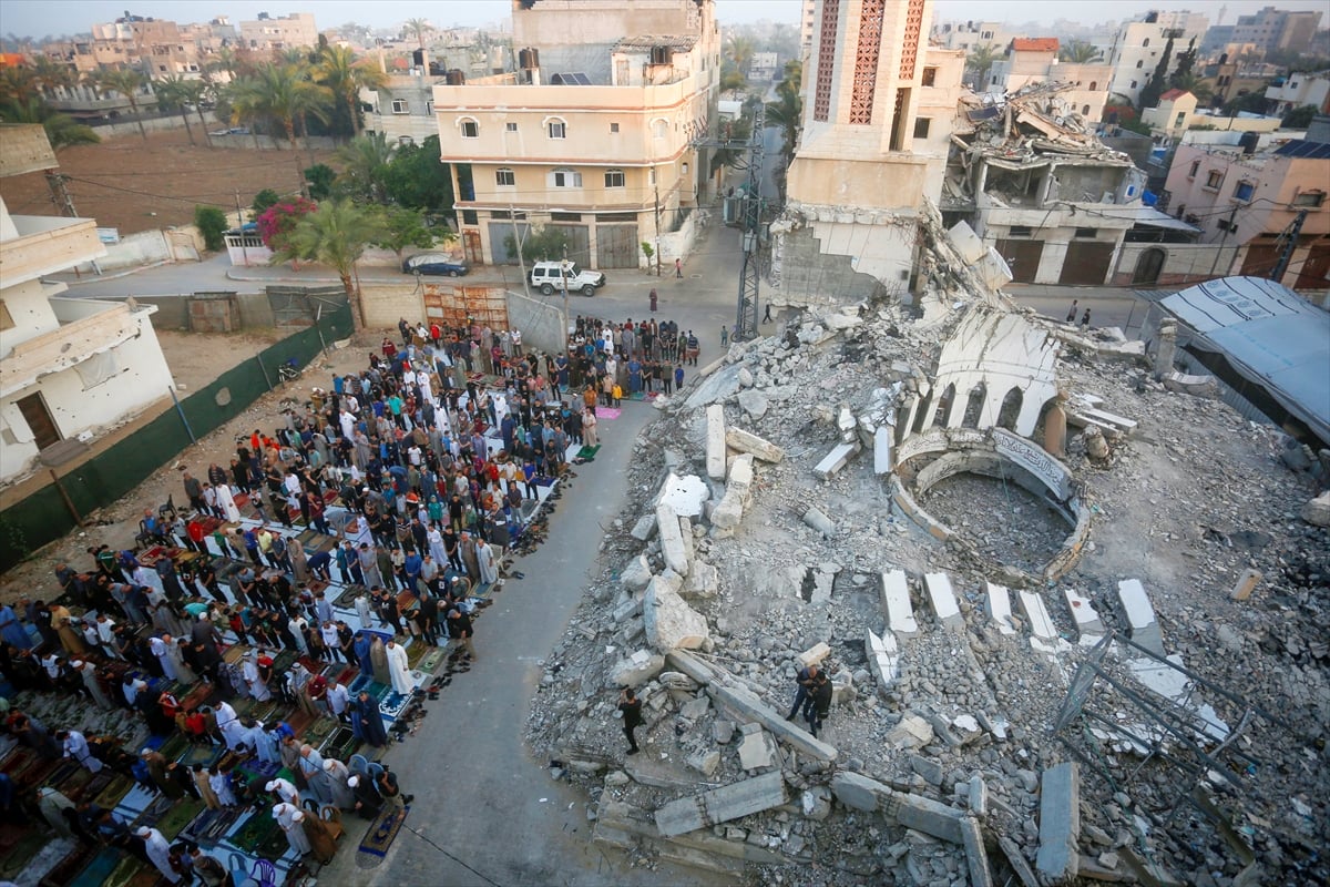 Gazze'de Filistinliler, Kurban Bayramı namazını İsrail saldırılarında yıkılan Yafa Camisi çevresinde kıldı. (AA)