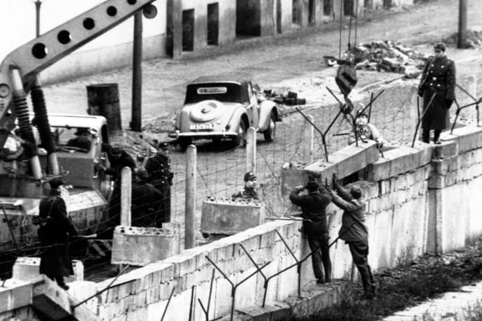 Tarihte Bugün: Berlin Duvarı örüldü