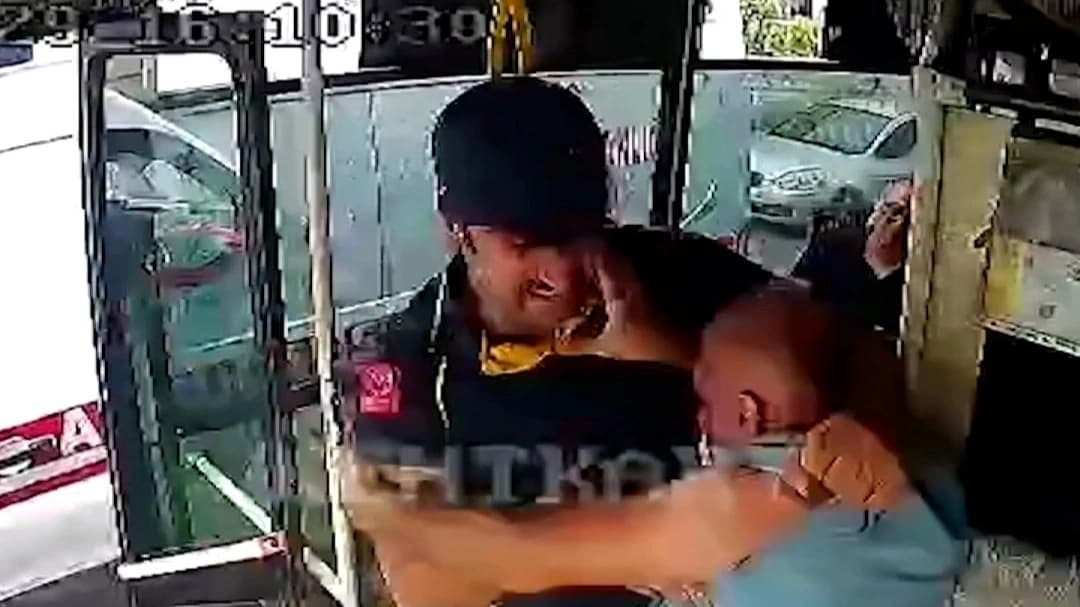 Yol verme tartışmasında ambulans şoförü, otobüs şoförünü darbetti