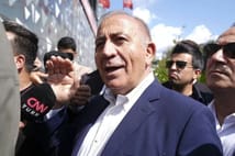 Gürsel Tekin göreve devam edecek