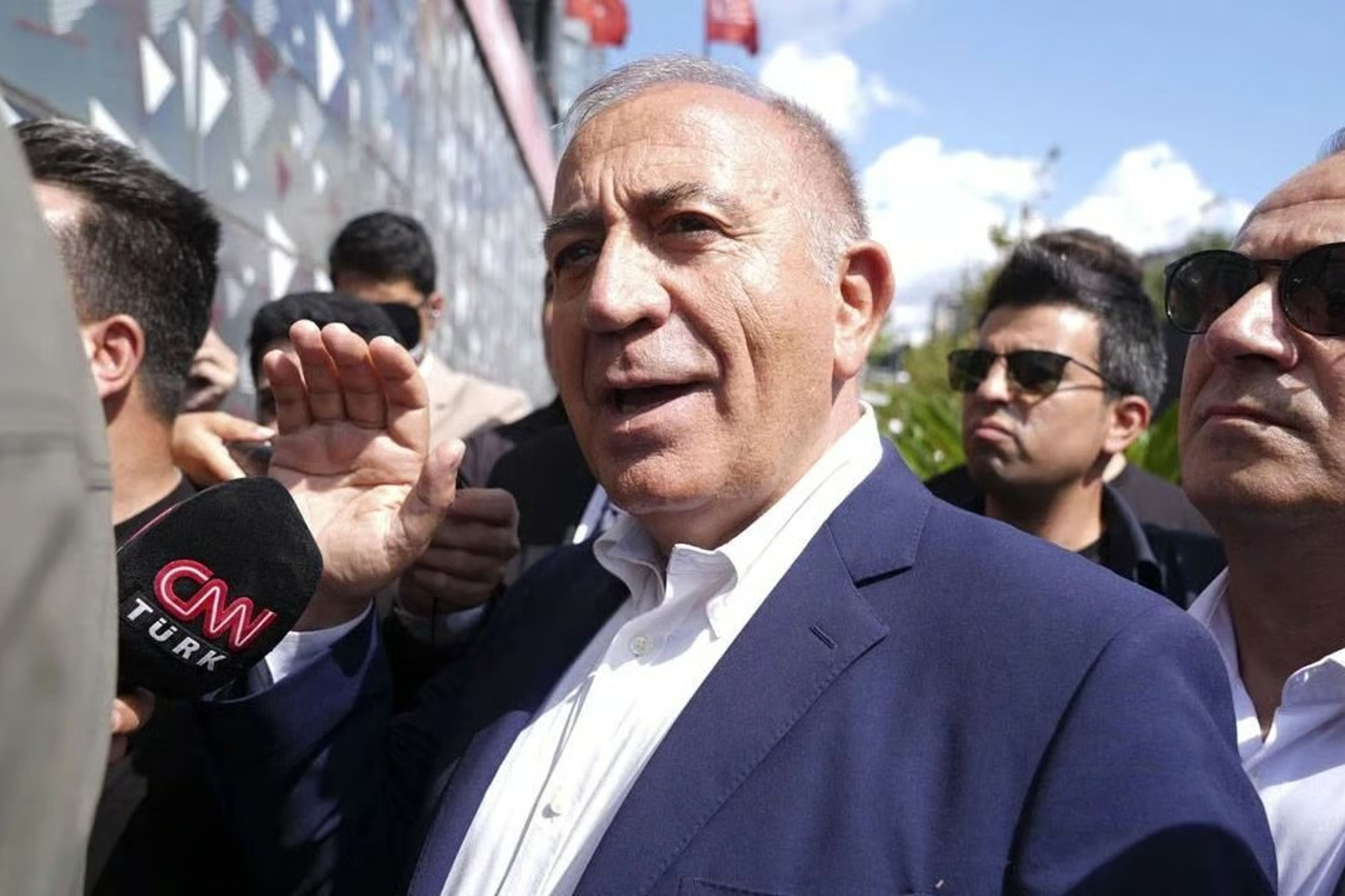 Gürsel Tekin göreve devam edecek