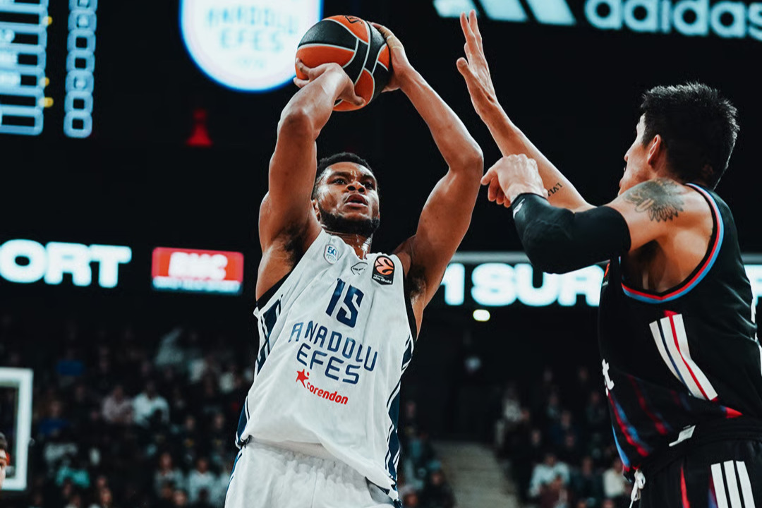 Anadolu Efes, Paris deplasmanında galip